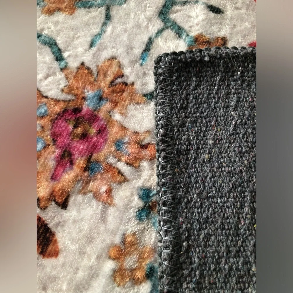 Vtg Oriental Área Rug Multi Color Floral 67.5 X 45” Médium Light Weight Wool??